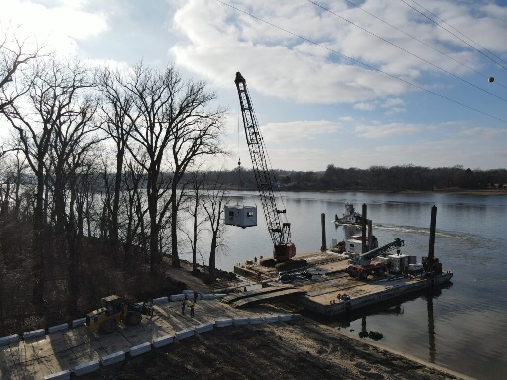 river crain lifting container